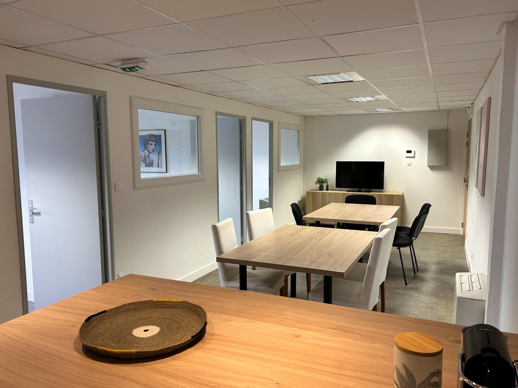 Location bureau privatif résidence Le Neuilly Nîmes salle de réunion